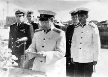 1962年鄧龍翔(中)在青島三號碼頭上致詞