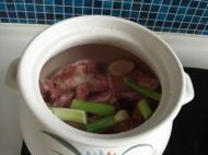 豬大骨洗淨斬塊放入砂鍋中加入蔥段，薑片，清水大火燒開。