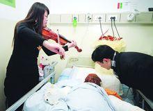 時錢超請來了小提琴手為劉孝晨過情人節