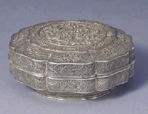 雙龍戲珠紋葵瓣式盒 雙龍戲珠紋葵瓣式盒