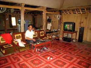 曼法岱村-通電視、電話