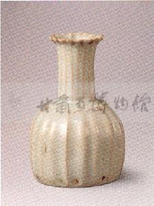 官窯粉青釉多棱直頸瓶 官窯粉青釉多棱直頸瓶