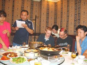 （圖）著名詩人，在全國桌式足球研討會招待宴會上即興作詩助興，博得滿堂喝彩