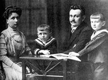 幼年時的哥德爾（左二）與家人