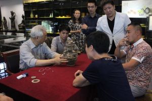 鄭良和蔡國聲一起參加鑒寶活動