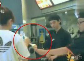 女顧客手抓甜筒 女顧客手抓甜筒