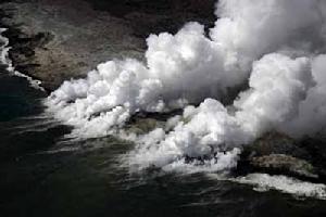 從基拉韋厄火山流下的岩漿流奔向太平洋，釋放出大量的水蒸氣。該火山使夏威夷大島的面積增加了超過1.2平方公里。