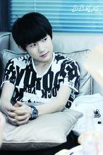 笑起來的時候猶如新月 飽滿而弧度優美