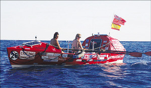 梅爾和安妮在船上。