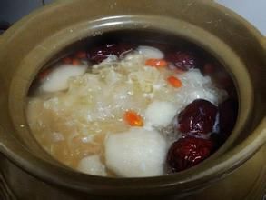 雪梨紅棗銀耳蓮子湯 雪梨紅棗銀耳蓮子湯