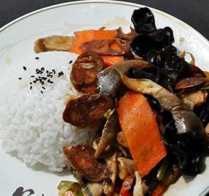 鮮蘑臘腸燒木耳蓋飯 鮮蘑臘腸燒木耳蓋飯