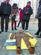 男子當街叫賣金縷玉衣