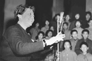 彭其畹指揮學生合唱團