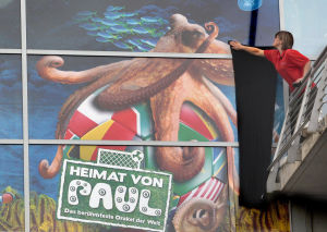 德國奧博豪森水族館的工作人員悼念章魚保羅