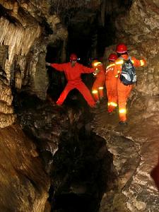 跨越洞中峽谷——老龍洞