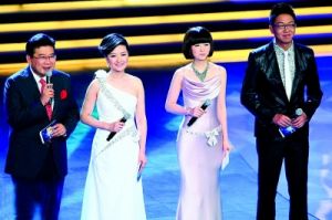 主持人團隊撐場開幕式