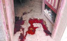 地面突噴紅色液體