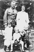 潘興和他的妻子兒女們