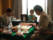 邁克&middot;雷蒙正在下棋