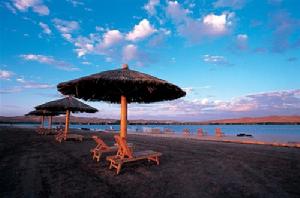 騰格里達來月亮湖探險營地