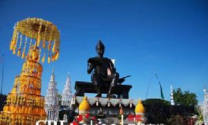 素可泰王朝時期的蘭甘亨國王被泰國人尊奉為大帝，傳說蘭甘亨國王的妃子發明了水燈