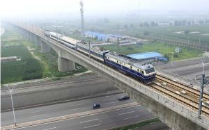 2013年 8月3日，一列檢測車組行駛在津秦鐵路客運專線上。