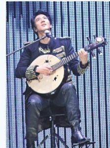 力宏大秀國樂器，演唱“你不知道的事”一曲。