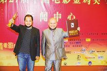 “彭家兄弟”彭家煌、彭臣展示獎盃