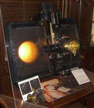 湯博用來發現冥王星比較照片的儀器
