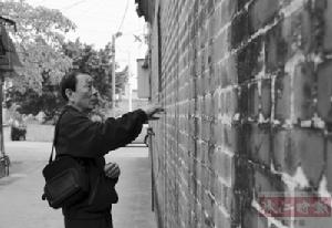 文化專家正在對三華祠堂的外牆進行測量。