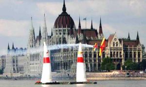 2006年國慶，在匈牙利首都布達佩斯舉行的特技飛行表演中，飛機列隊飛過多瑙河的上空。