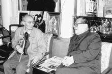 江澤民同志與張愛萍同志親切交談