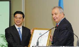 2005年，聯合國副秘書長、環境規劃署執行主任特普費爾（右）向中華全國青年聯合會名譽主席、共青團中央書記處第一書記周強頒發“地球衛士獎”