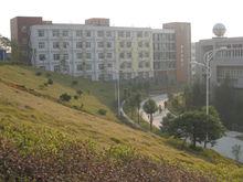 大草坪 建築為宿舍群