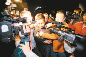 嚴陣以待的大批記者將馬志明包圍。