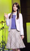 碎花襯衫+藕荷色毛衣+米白色裙子