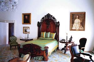 從林肯臥室東門出去是一個小的起居室，那裡直到白宮西翼建成前曾被當作辦公室。