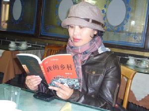 海男翻閱陳衍強詩集《我的鄉村》