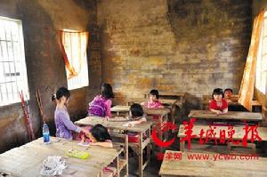 混年級上課,只有一位老師