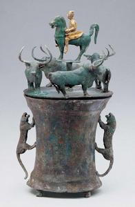 四牛鎏金騎士銅貯貝器 四牛鎏金騎士銅貯貝器