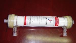 性能與用途 透析器使用的空心纖維膜是由本公司研製並生產的聚碸類空心纖維膜（已申請中國專利）。該膜具有較高的抗破壞性能；膜的微孔尺寸容易控制，適用範圍較廣；化學穩定性較高；可耐多種試劑和r射線消毒；玻璃化溫度（Tg）較高，也可使用高溫蒸汽消毒；膜的內外表面光滑，不易損傷血液中的有形物；易沖洗；殘血小；有優良的血液相容性和抗凝血性；對肌酐，尿素等物質有優良的透過性。  由聚碸類空心纖維膜組裝成的血液透析器，經環氧乙烷氣體或r射線滅菌，本產品無致熱原。可用於因多種原因引起的急慢性腎功能衰竭患者的一次性醫療用品，也可用於搶救嚴重創傷的傷員及中毒病人。  使用方法 1，血液透析器與導管的聯接：自完整的包裝袋內取出血液透析器，並把動脈管路，靜脈管路以及濾液管路接在透析器相應的接管上。把接好各種管道的透析器安裝於透析器的夾具上。  2，用生理鹽水（1000mL以上）充入器中，以清除透析器中殘留環氧乙烷氣體和器中和導管中的氣泡。  3，用含肝素（1000IU／ML）的生理鹽水將透析器和血液導管肝素化。  4，接通透析液系統（下進上出）並循環數分鐘；接通動脈和靜脈（血液流向自上而下）進行透析。  5，隨時監察透析過程，並適時追加肝素，既要保證不發生凝血，又要避免肝素過多而引起出血。  6，透析結束後，將生理鹽水（500mL）接入進血口，並逐漸把透析器內的殘留血回輸入體內。  使用及儲存時注意事項 1，使用產品前應嚴格檢查包裝袋是否破損，如有破損則禁止使用。察看消毒日期是否在安全使用期內。  2，連線血液管道時要嚴格執行無菌操作，並儘快使用。  3，在預沖洗和沖洗過程中必須注意嚴禁空氣進入透析器及血液管道，在沖洗過程中可能有液體從透析液口排出。  4，跨膜壓應嚴格保持在66.5kPa（500mmHg）以下，不可對透析器和血液管道施加不必要的壓力，以防泄露和連線部位的脫落。  5，該產品為一次性使用，用後銷毀。  6，警告：請嚴格按照說明書的要求使用，若違反操作造成的後果，生產企業不承擔任何責任。  7，儲存要求：在0-400C乾燥環境下儲存。應避免陽光直射，激烈震動以及有害氣體的侵入。  併發症及處理方法 血液透析（HD）治療經過一定時期的發展，透析技術日益成熟，設備日益完善，因此透析過程中可能出現的併發症比較少見。  1，低血壓：低血壓是透析極少併發症中較常發生的，一般表現為頭昏，眼花，出汗，打哈欠。引起低血壓的原因一般是有效血容量不足，防治方法是防止過度超濾，水分和鈉鹽攝入要適當，定期調整好乾體重。  2，心律失常：維持性透析患者在透析期間，有可能出現心律失常，常見原因有高鉀血症，低鉀血症，心肌病變，冠心病等，治療上應根據不同病因和心律失常類型分別處理；透析液鉀濃度應選擇適當，有嚴重貧血患者宜輸血或用EPO，透析期間進行心電監護，及時給予抗心律失常藥物。  3，噁心，嘔吐：透析中偶爾會出現噁心，嘔吐，常見原因有開始透析時血漿和透析液之間的滲透壓不平衡，低血壓及某些藥物引起等。在處理上要針對病因治療，若透析太快，可適當減慢。治療低血壓，經常檢查水質，防止硬水配置透析液，給予止吐劑和鎮定劑對症處理。  禁忌症 透析器尚未發現絕對禁忌症，心，肺功能不全，急，慢性感染，腦血管意外症患者慎用。產品特徵 REGI-130、REGI-140