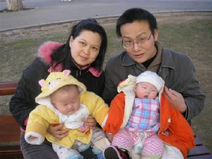 郁松老師一家人