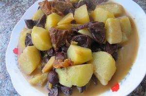 大骨頭燉蘑菇土豆 大骨頭燉蘑菇土豆