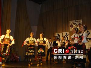 　塞爾維亞語貝爾格勒市民族歌舞團演員表演塞爾維亞傳統歌舞。