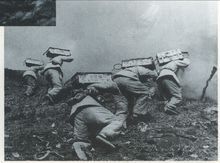 志願軍戰士向陣地送彈藥