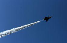 　殲-10戰鬥機在空中放油