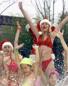 韓國龍仁市的游泳池中，身穿聖誕老人“泳裝”的美女同孩子們一起游泳。
