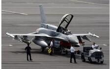 美軍F-16機身兩側增加2個保形油箱