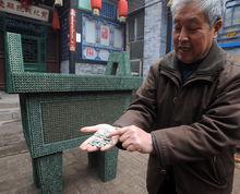 王老在舊貨市場淘到的古錢幣
