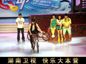 星光騎士錄製湖南衛視《快樂大本營》圖為韓庚試車